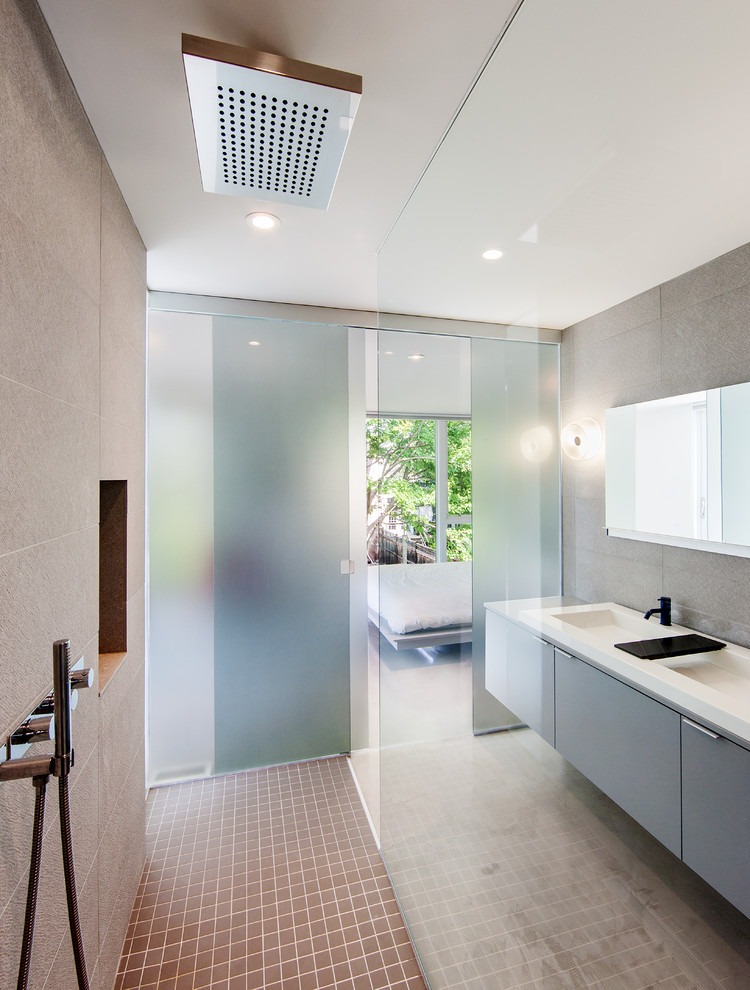 Réalisation d'une salle de bain design avec une grande vasque, un placard à porte plane, une douche ouverte et aucune cabine.