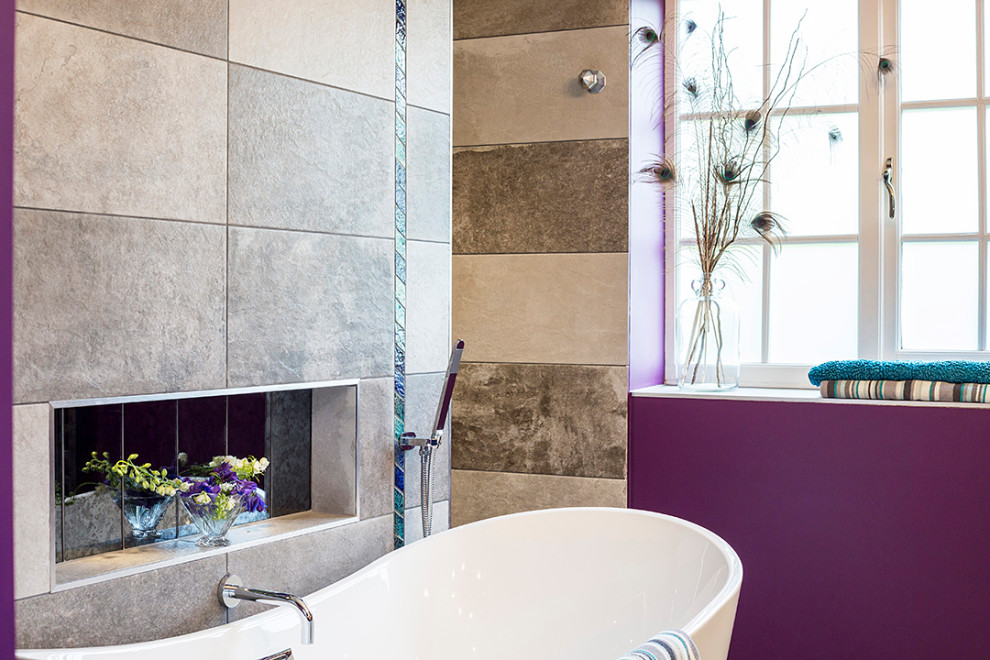 Inspiration för ett funkis grå grått en-suite badrum, med ett fristående badkar, våtrum, en toalettstol med hel cisternkåpa, grå kakel, cementkakel, lila väggar, cementgolv, bänkskiva i kvartsit och grått golv