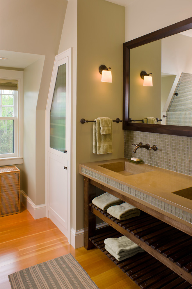 Идея дизайна: ванная комната в морском стиле с открытыми фасадами, темными деревянными фасадами, серой плиткой, плиткой мозаикой, серыми стенами, паркетным полом среднего тона, монолитной раковиной и серой столешницей