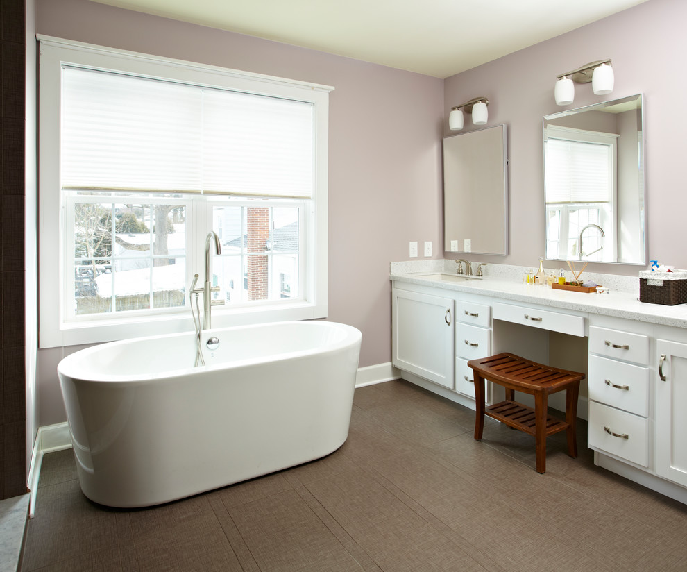 На фото: большая главная ванная комната в классическом стиле с фасадами с утопленной филенкой, белыми фасадами, столешницей из кварцита, отдельно стоящей ванной, коричневой плиткой и фиолетовыми стенами с