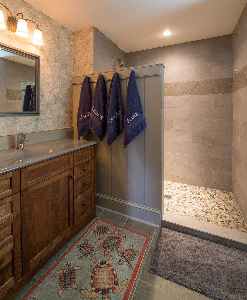 ボストンにあるトラディショナルスタイルのおしゃれな浴室 (一体型シンク、落し込みパネル扉のキャビネット、アルコーブ型シャワー、グレーの壁、玉石タイル、濃色木目調キャビネット) の写真
