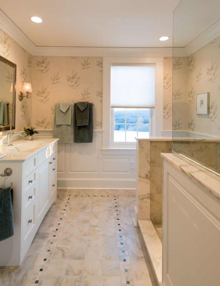 Mittelgroßes Klassisches Badezimmer mit Schrankfronten mit vertiefter Füllung, weißen Schränken, Duschnische, beigen Fliesen und beiger Wandfarbe in Boston