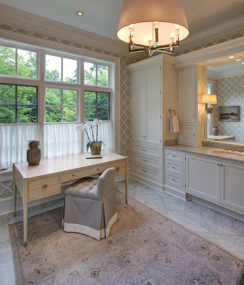 Стильный дизайн: ванная комната в классическом стиле с фасадами с утопленной филенкой, бежевыми фасадами, бежевыми стенами, врезной раковиной, плиткой из листового камня, мраморным полом и мраморной столешницей - последний тренд