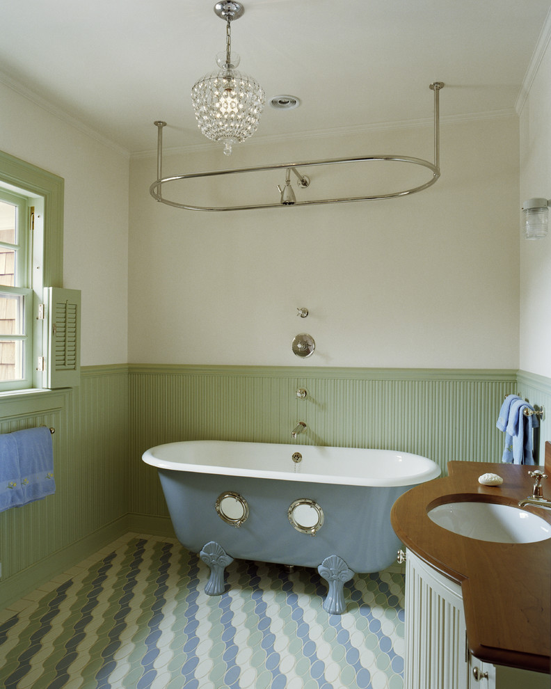 Immagine di una stanza da bagno tradizionale con vasca con piedi a zampa di leone e doccia con tenda
