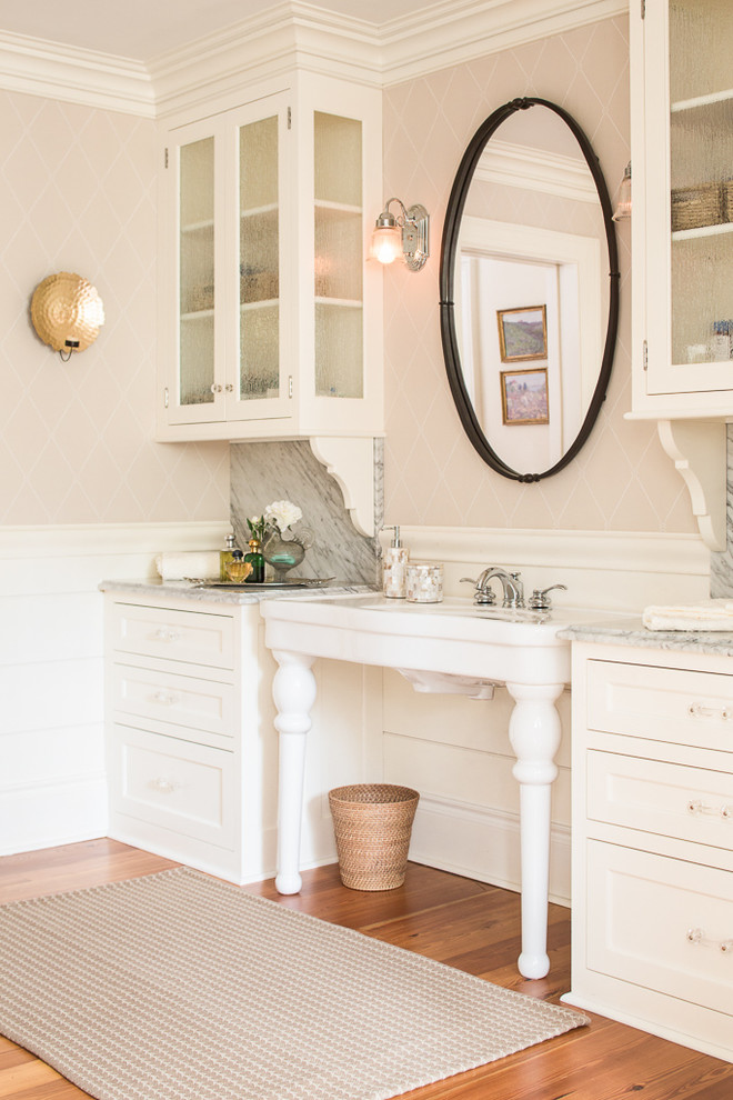 Foto de cuarto de baño principal campestre con puertas de armario blancas, paredes beige, suelo de madera en tonos medios, lavabo tipo consola y armarios estilo shaker