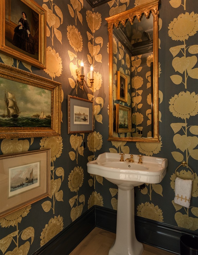 Immagine di un bagno di servizio di medie dimensioni con pareti multicolore, parquet chiaro e lavabo a colonna