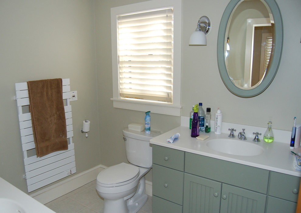Kleines Klassisches Badezimmer mit integriertem Waschbecken, profilierten Schrankfronten, Laminat-Waschtisch, Badewanne in Nische, Toilette mit Aufsatzspülkasten, weißen Fliesen, Keramikfliesen, weißer Wandfarbe und Keramikboden in Boston