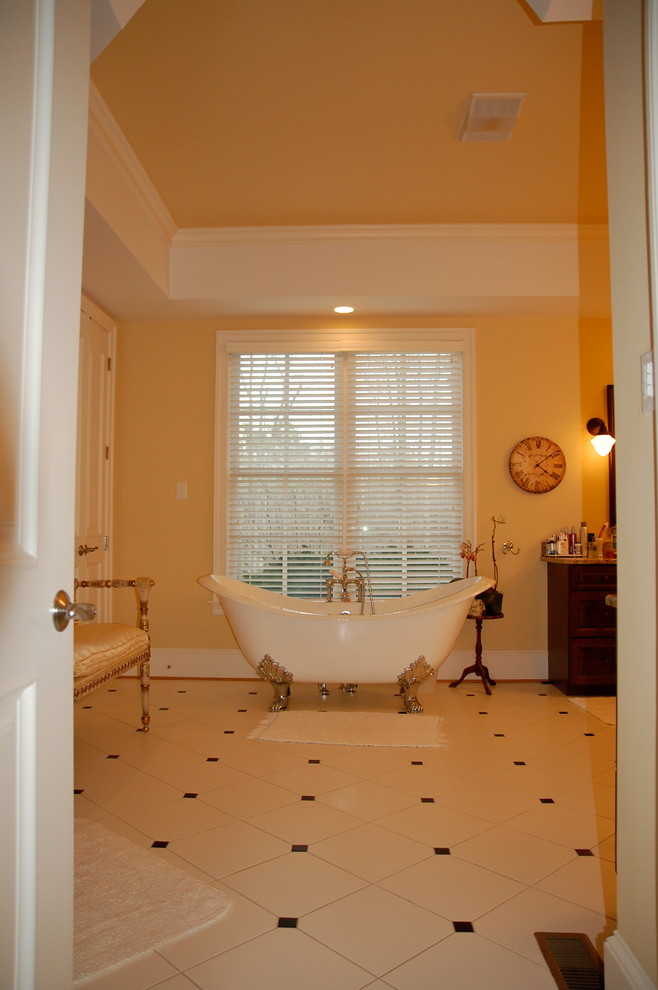 This is an example of a traditional bathroom in Richmond.