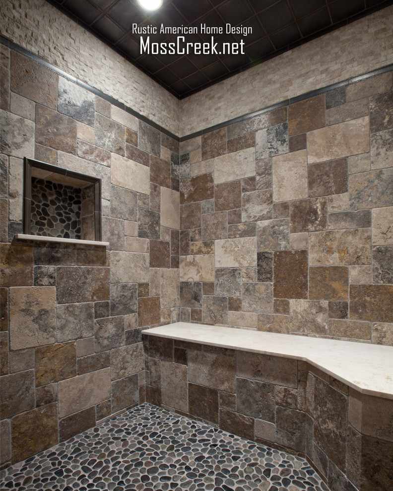 Diseño de cuarto de baño principal rústico grande con lavabo bajoencimera, ducha empotrada, baldosas y/o azulejos grises, baldosas y/o azulejos de cerámica, paredes grises y suelo de baldosas tipo guijarro