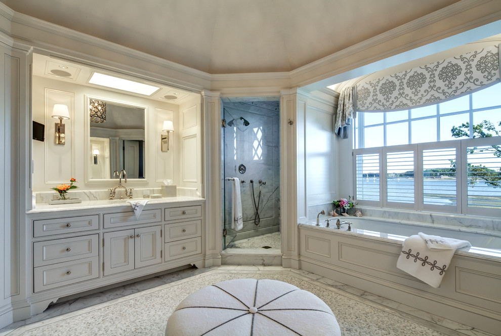 Источник вдохновения для домашнего уюта: ванная комната в стиле неоклассика (современная классика) с фасадами с утопленной филенкой, белыми фасадами, открытым душем, унитазом-моноблоком, белой плиткой, белыми стенами, полом из керамической плитки, врезной раковиной, столешницей из гранита и полновстраиваемой ванной