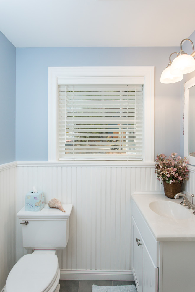 Exempel på ett litet klassiskt badrum med dusch, med skåp i shakerstil, vita skåp, en toalettstol med separat cisternkåpa, grå kakel, keramikplattor, blå väggar, klinkergolv i keramik, ett integrerad handfat och laminatbänkskiva