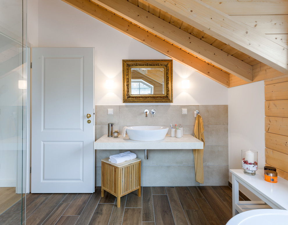 Mittelgroßes Maritimes Badezimmer mit weißer Wandfarbe, Aufsatzwaschbecken, braunem Boden, offenen Schränken, weißen Schränken, beigen Fliesen, Zementfliesen und dunklem Holzboden in Köln