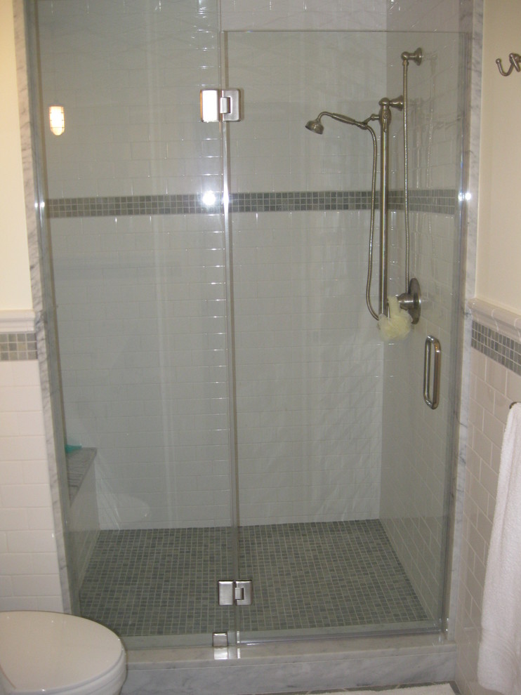 Esempio di una grande stanza da bagno padronale tradizionale con lavabo sottopiano, ante in stile shaker, ante bianche, top in granito, piastrelle bianche, piastrelle in gres porcellanato, pareti bianche e pavimento in travertino