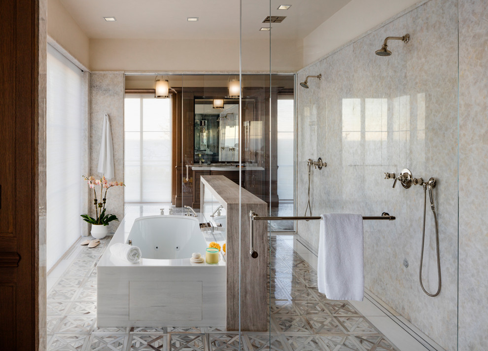Пример оригинального дизайна: главная ванная комната в стиле неоклассика (современная классика) с фасадами с утопленной филенкой, открытым душем, разноцветной плиткой, мраморной плиткой, бежевыми стенами, мраморным полом, врезной раковиной, мраморной столешницей, фасадами цвета дерева среднего тона, полновстраиваемой ванной и открытым душем