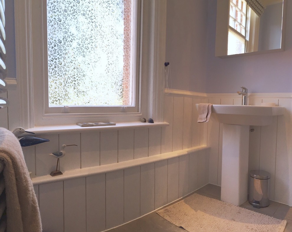 Immagine di una piccola stanza da bagno padronale vittoriana con doccia aperta, piastrelle bianche, piastrelle di cemento, pareti blu, pavimento in gres porcellanato e lavabo a colonna