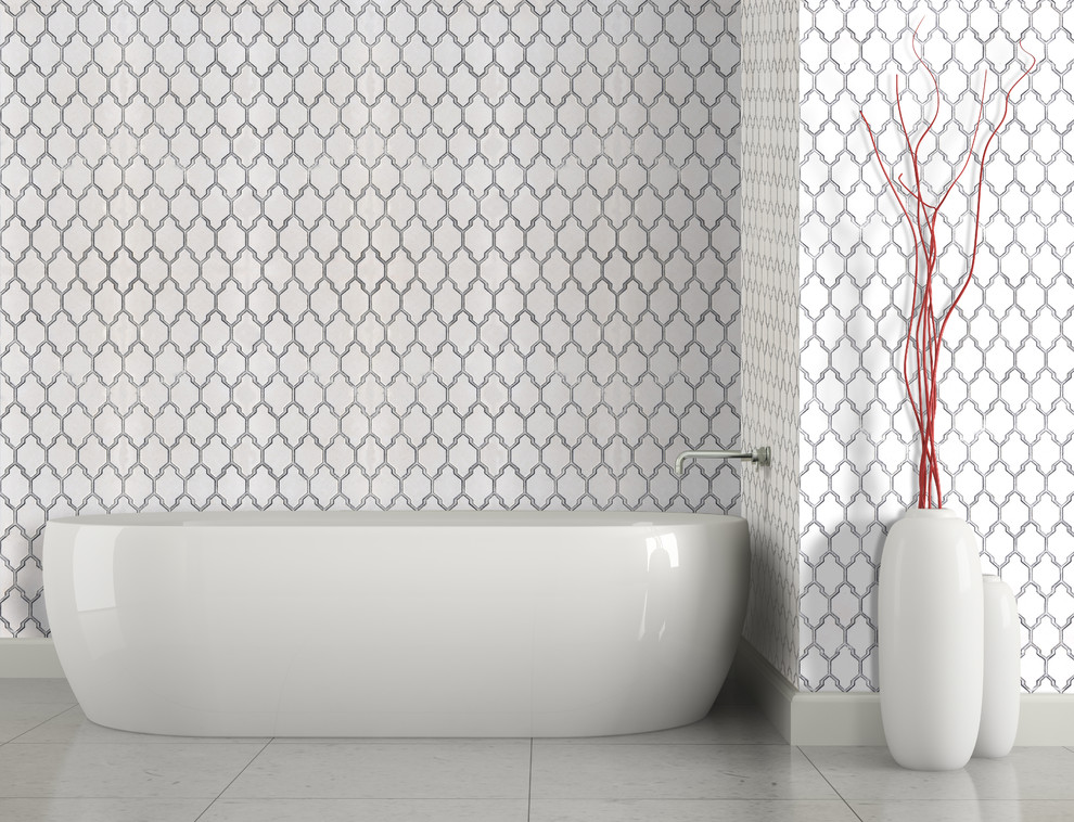 Immagine di una stanza da bagno con piastrelle bianche e piastrelle di marmo