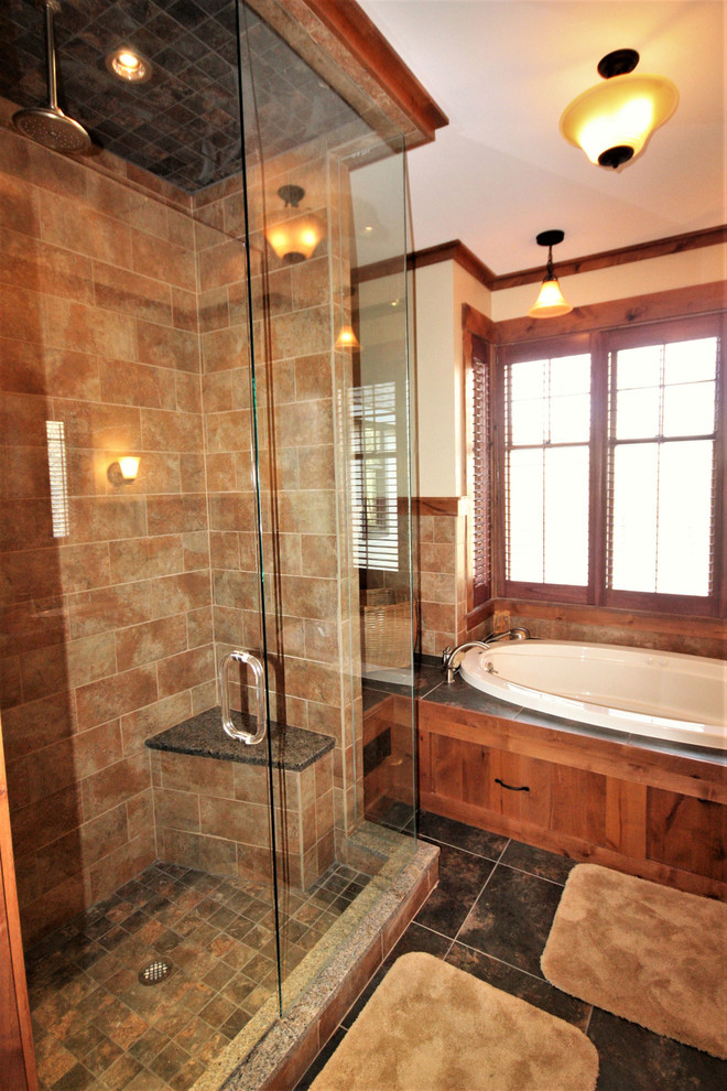 Пример оригинального дизайна: главная ванная комната среднего размера в классическом стиле с плоскими фасадами, фасадами цвета дерева среднего тона, накладной ванной, угловым душем, керамической плиткой, полом из керамической плитки и душем с распашными дверями