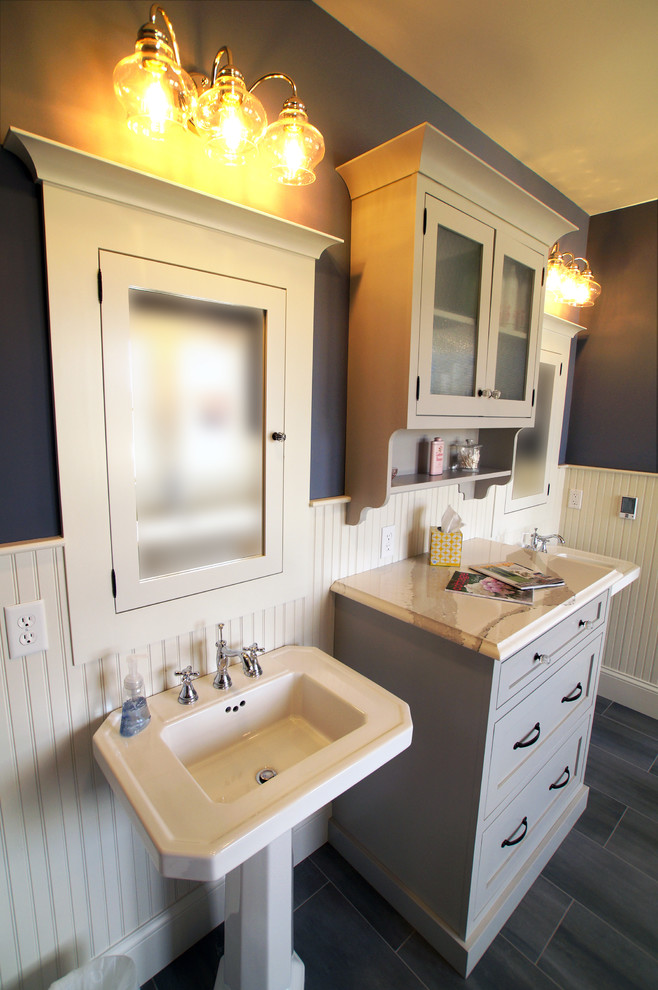 Großes Landhaus Badezimmer En Suite mit Kassettenfronten, grauen Schränken, blauer Wandfarbe, Keramikboden, Sockelwaschbecken, Quarzwerkstein-Waschtisch und grauem Boden in St. Louis