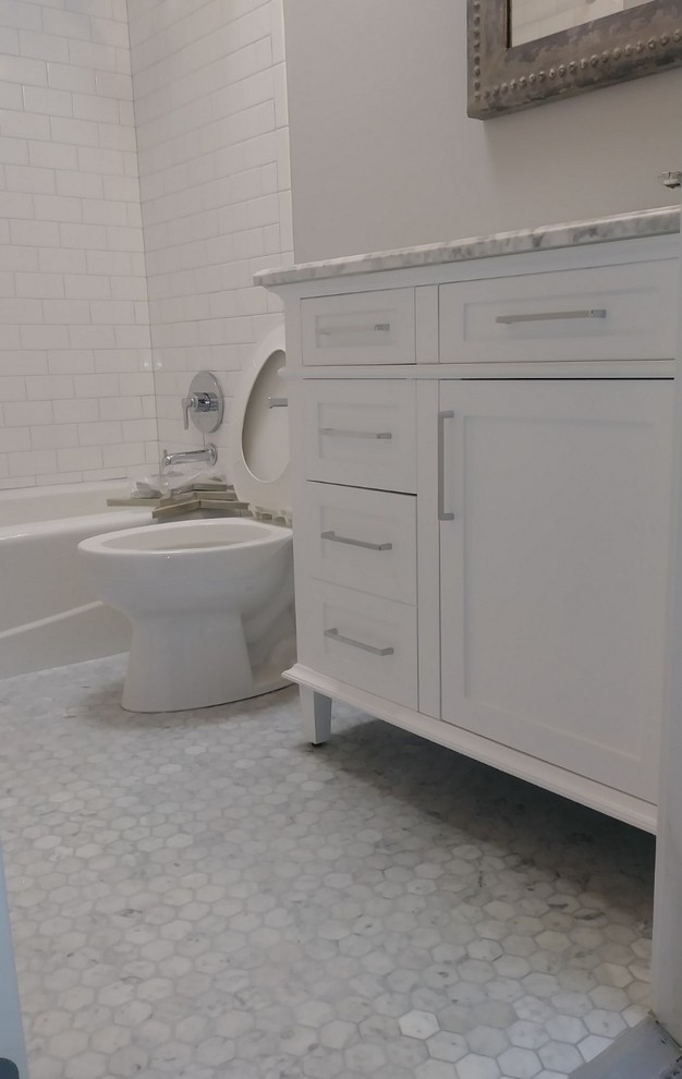 Свежая идея для дизайна: маленькая ванная комната в современном стиле с фасадами островного типа, белыми фасадами, ванной в нише, душем над ванной, раздельным унитазом, серыми стенами, мраморным полом, душевой кабиной, врезной раковиной, мраморной столешницей, разноцветным полом, шторкой для ванной и разноцветной столешницей для на участке и в саду - отличное фото интерьера
