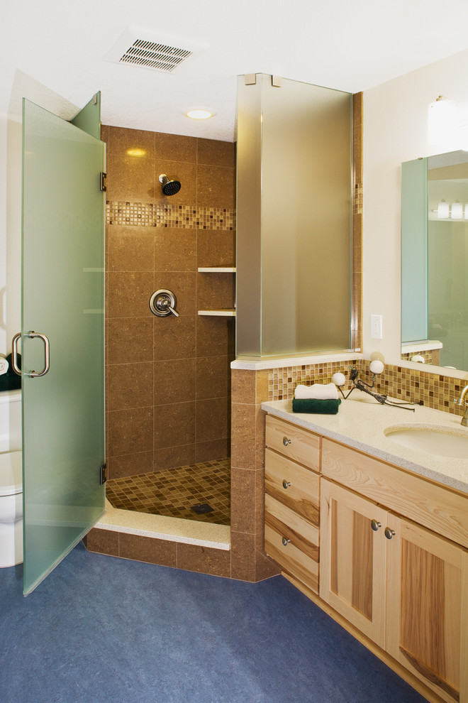 Aménagement d'une salle de bain craftsman avec une douche d'angle.