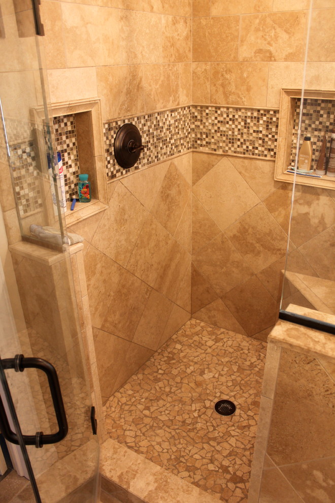 Стильный дизайн: главная ванная комната среднего размера в классическом стиле - последний тренд
