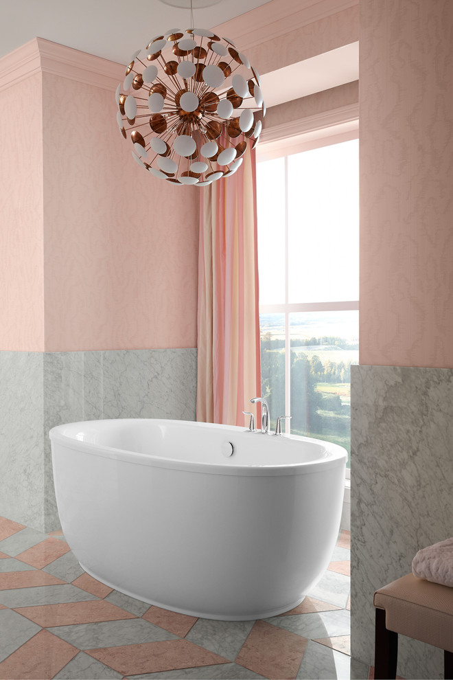 Ispirazione per una stanza da bagno con vasca freestanding, piastrelle rosa, piastrelle in pietra, pareti rosa e pavimento in marmo