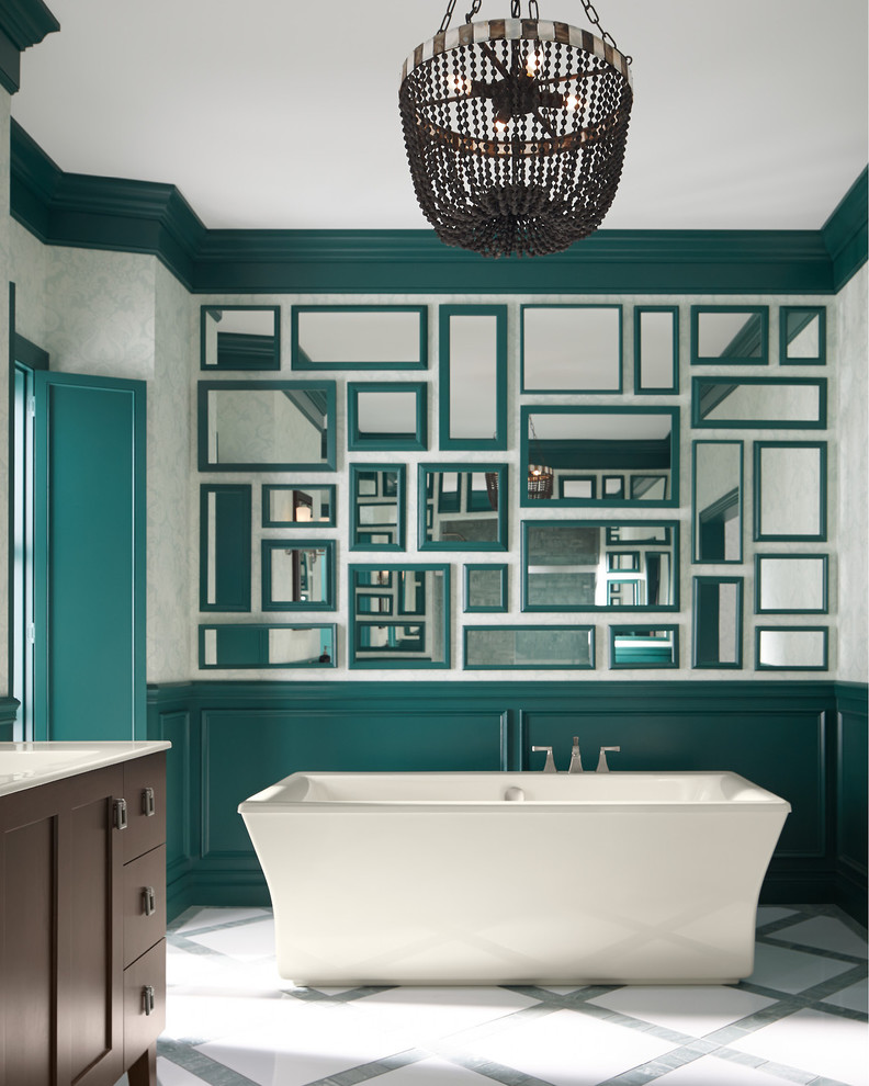 Источник вдохновения для домашнего уюта: ванная комната в стиле неоклассика (современная классика) с монолитной раковиной, фасадами с утопленной филенкой, темными деревянными фасадами и отдельно стоящей ванной