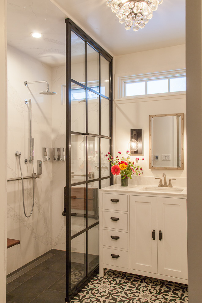 Exempel på ett klassiskt badrum med dusch, med vita skåp, en dusch i en alkov, vit kakel, vita väggar, cementgolv, ett undermonterad handfat, med dusch som är öppen och skåp i shakerstil