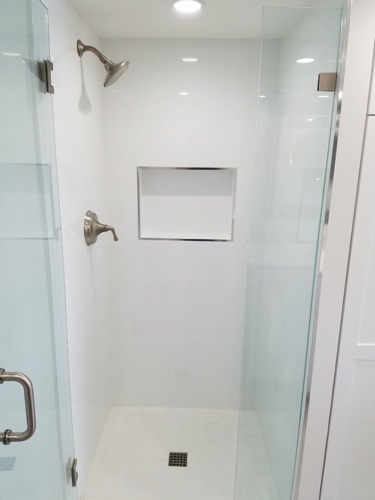 Idéer för ett mellanstort modernt badrum, med skåp i shakerstil, vita skåp, vit kakel, porslinskakel, grå väggar, klinkergolv i porslin, ett undermonterad handfat, bänkskiva i kvarts, grått golv och dusch med gångjärnsdörr