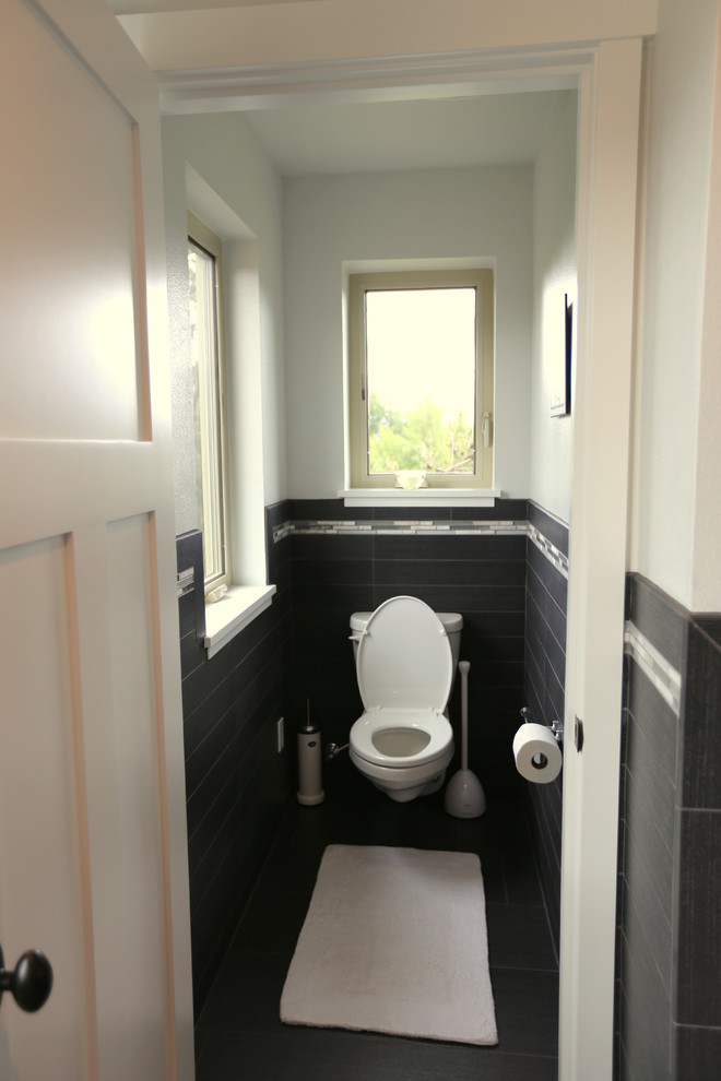 Imagen de cuarto de baño de estilo americano grande con sanitario de pared, baldosas y/o azulejos de cerámica, aseo y ducha y suelo de madera oscura