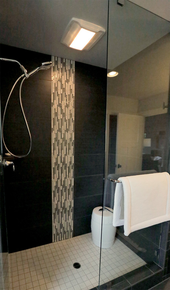 Diseño de cuarto de baño de estilo americano grande con sanitario de pared, baldosas y/o azulejos de cerámica, suelo de madera oscura y aseo y ducha