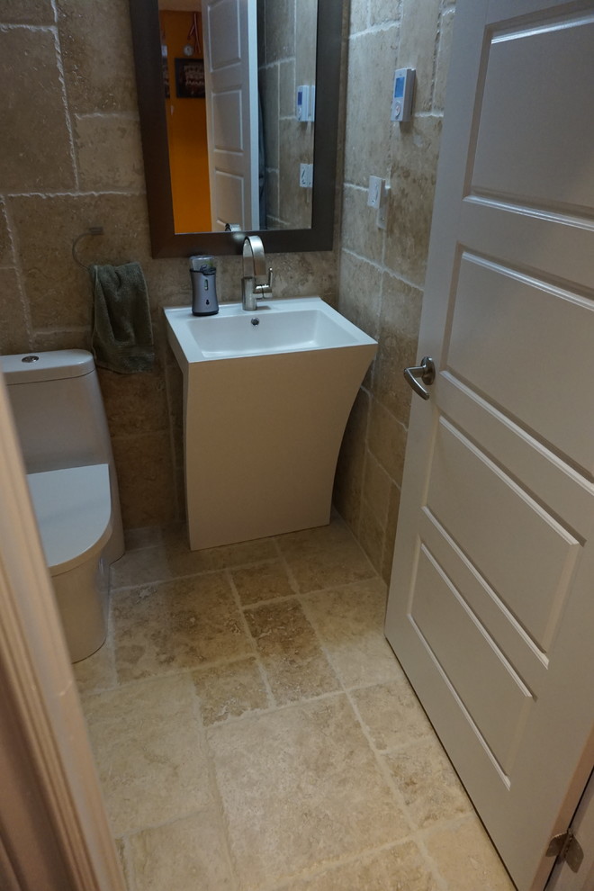 Пример оригинального дизайна: ванная комната среднего размера в стиле модернизм с душем в нише, унитазом-моноблоком, бежевой плиткой, плиткой из травертина, бежевыми стенами, полом из травертина, душевой кабиной, раковиной с пьедесталом, бежевым полом и душем с раздвижными дверями