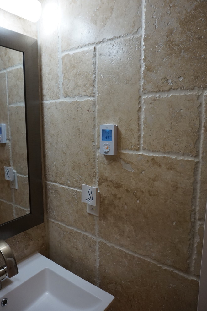 Mittelgroßes Modernes Duschbad mit Duschnische, Toilette mit Aufsatzspülkasten, beigen Fliesen, Travertinfliesen, beiger Wandfarbe, Travertin, Sockelwaschbecken, beigem Boden und Schiebetür-Duschabtrennung in Toronto