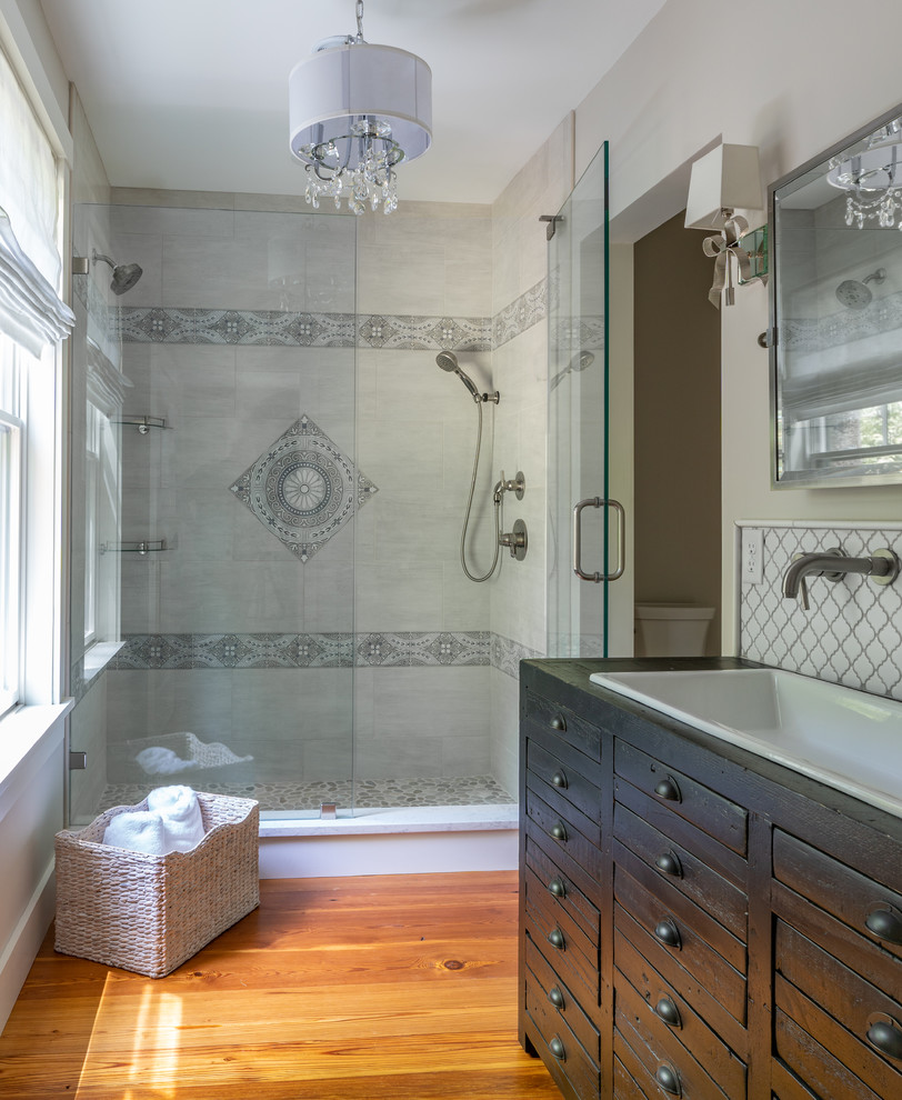 ボストンにある高級な広いトラディショナルスタイルのおしゃれな浴室の写真