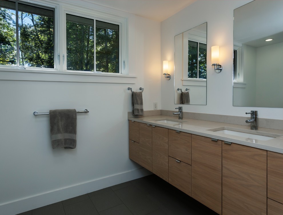 Пример оригинального дизайна: ванная комната в современном стиле с плоскими фасадами, светлыми деревянными фасадами, белыми стенами и врезной раковиной