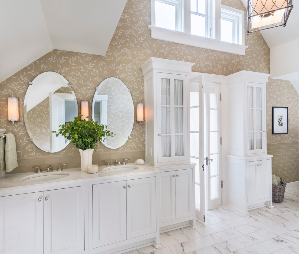 Пример оригинального дизайна: главная ванная комната в морском стиле с врезной раковиной, фасадами с утопленной филенкой, белыми фасадами, бежевой плиткой, разноцветными стенами, плиткой кабанчик и окном