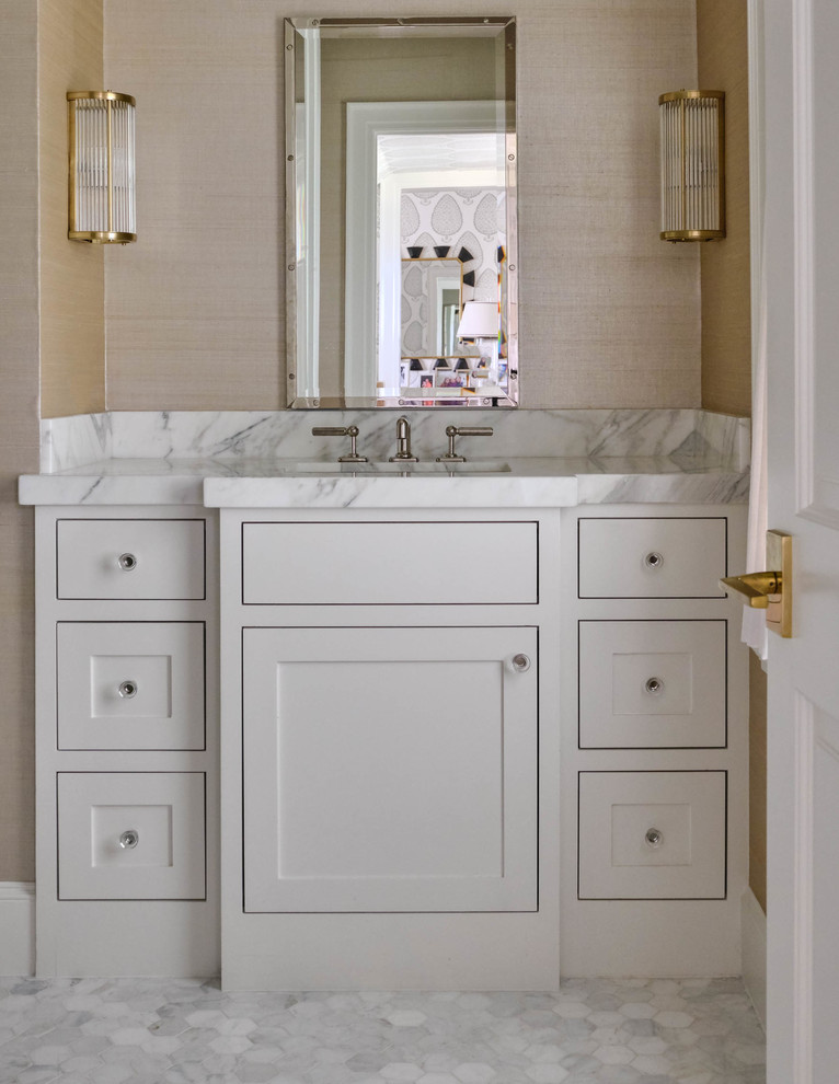 Ejemplo de cuarto de baño clásico renovado con armarios estilo shaker, puertas de armario blancas, paredes beige, lavabo bajoencimera, suelo blanco y encimeras blancas