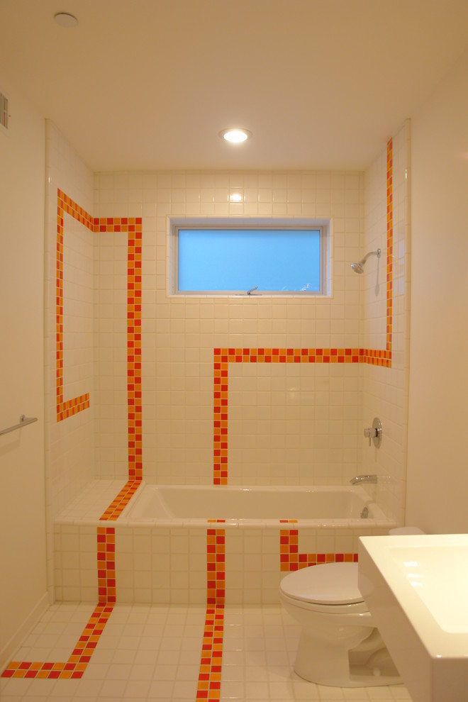Idéer för mellanstora funkis badrum med dusch, med ett badkar i en alkov, en dusch/badkar-kombination, orange kakel, vit kakel, tunnelbanekakel, kaklad bänkskiva, en toalettstol med separat cisternkåpa, vita väggar, klinkergolv i porslin och ett väggmonterat handfat