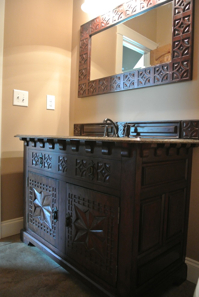 Foto di una stanza da bagno stile rurale con consolle stile comò, ante in legno bruno, pareti beige, pavimento con piastrelle in ceramica e lavabo sottopiano