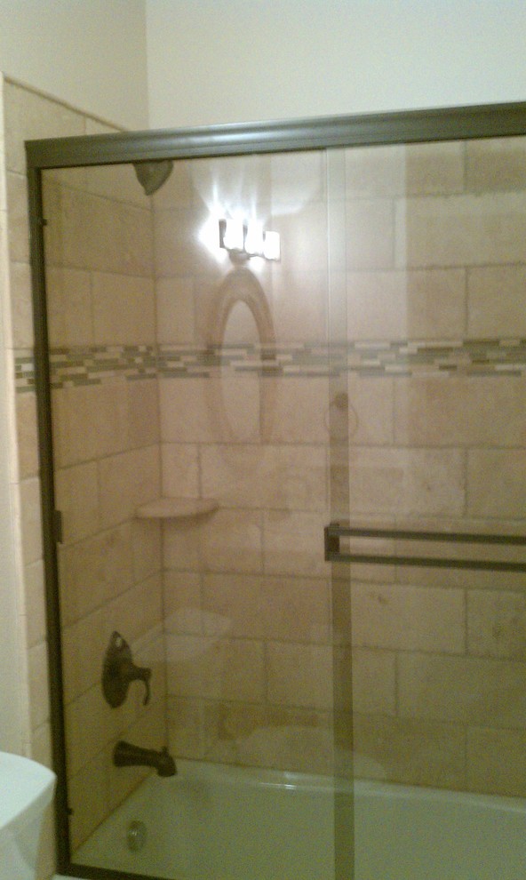Свежая идея для дизайна: ванная комната среднего размера в стиле рустика с ванной в нише, душем над ванной, бежевой плиткой, каменной плиткой и белыми стенами - отличное фото интерьера