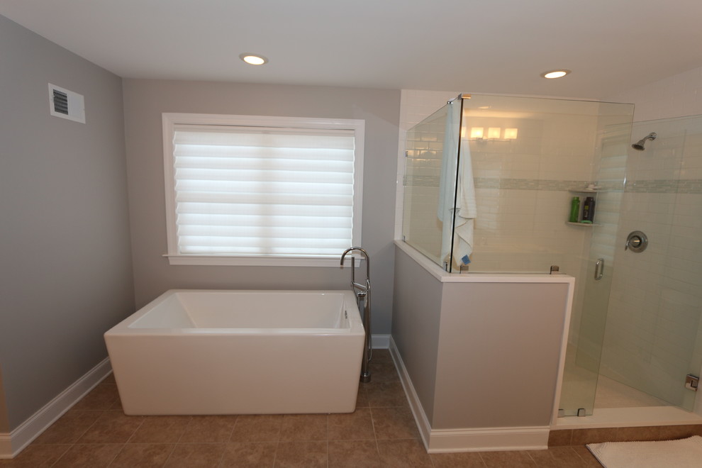 Идея дизайна: большая главная ванная комната в стиле неоклассика (современная классика) с отдельно стоящей ванной, открытым душем, бежевой плиткой, керамической плиткой, серыми стенами и полом из керамической плитки