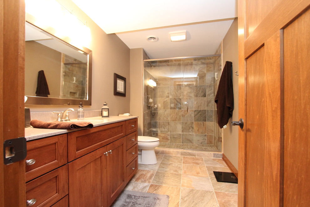 Пример оригинального дизайна: ванная комната среднего размера в стиле неоклассика (современная классика) с фасадами в стиле шейкер, фасадами цвета дерева среднего тона, столешницей из бетона, разноцветной плиткой, керамогранитной плиткой, душем в нише, бежевыми стенами, душевой кабиной, врезной раковиной, раздельным унитазом, полом из керамической плитки, душем с распашными дверями и бежевой столешницей