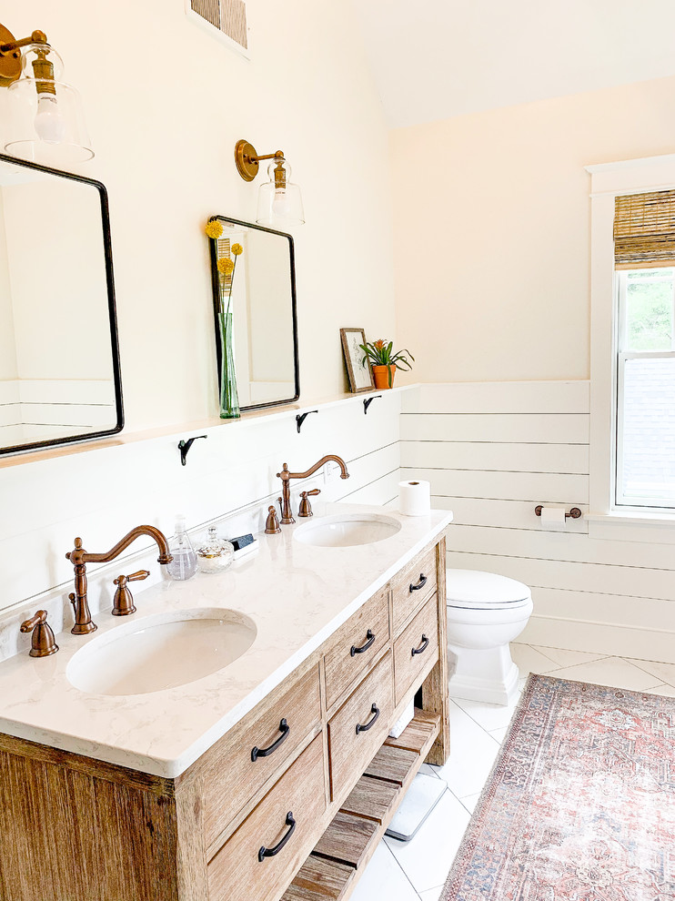 Modelo de cuarto de baño principal de estilo de casa de campo de tamaño medio con armarios abiertos, puertas de armario con efecto envejecido, baldosas y/o azulejos blancos, encimera de cuarcita y encimeras blancas