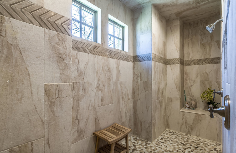 Réalisation d'une grande salle de bain principale minimaliste avec un espace douche bain, un carrelage beige, du carrelage en ardoise, aucune cabine, un mur blanc, un sol en galet, un sol multicolore, un banc de douche et un plafond voûté.