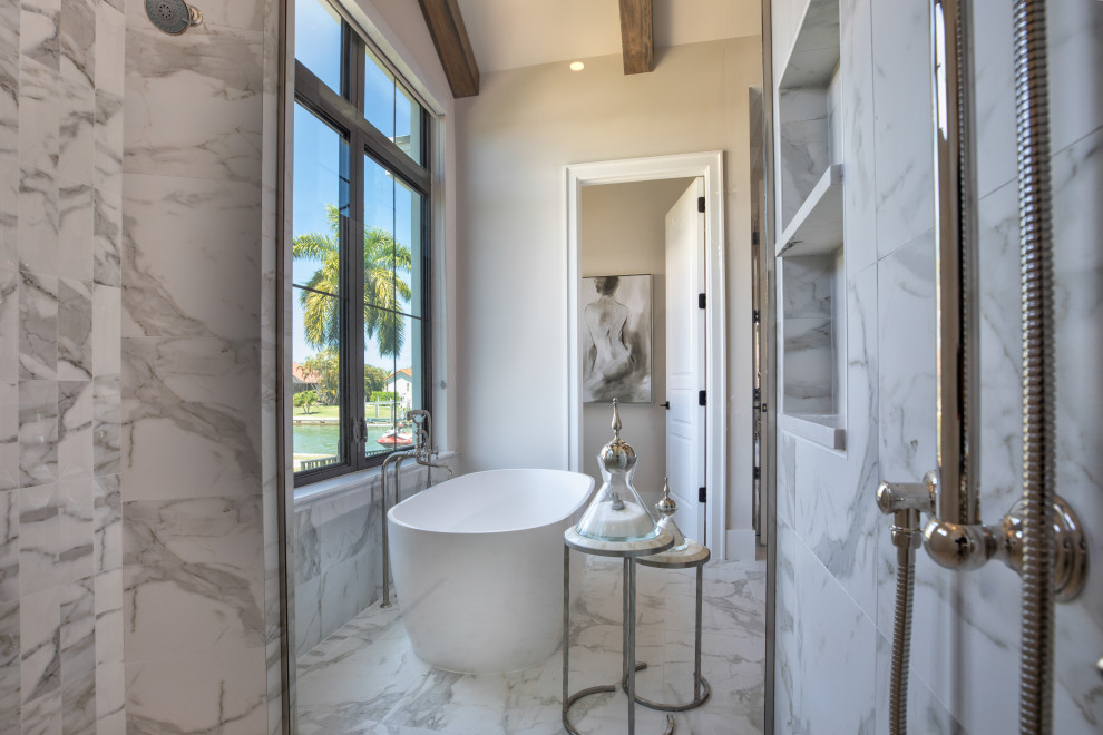 Großes Klassisches Badezimmer En Suite mit freistehender Badewanne, Duschnische, grauen Fliesen, grauer Wandfarbe, grauem Boden, Falttür-Duschabtrennung und Wandnische in Miami