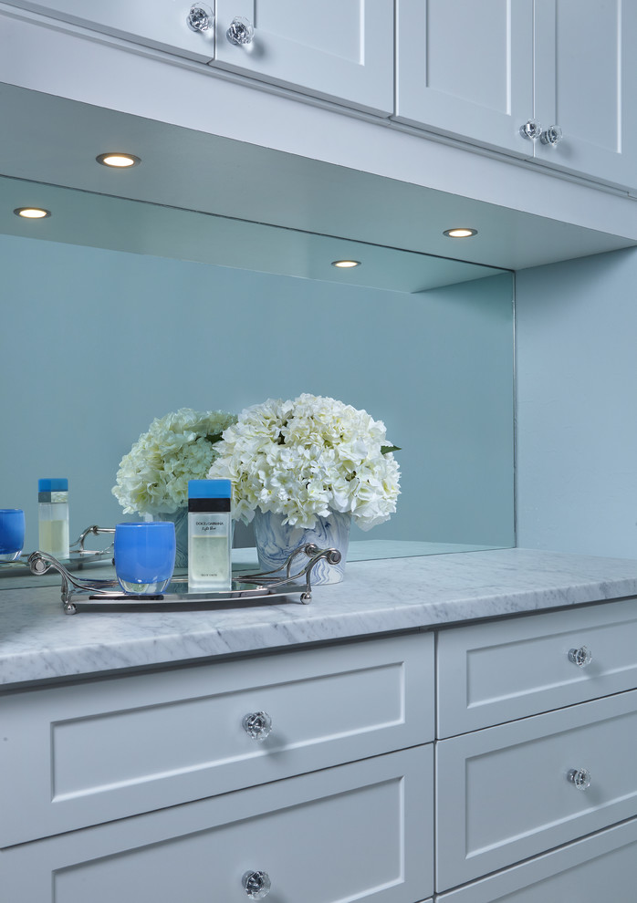 Foto på ett stort funkis en-suite badrum, med skåp i shakerstil, vita skåp, en dusch i en alkov, vit kakel, tunnelbanekakel, blå väggar, linoleumgolv, ett undermonterad handfat och marmorbänkskiva