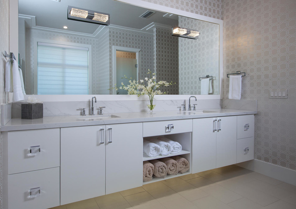 Modern inredning av ett stort en-suite badrum, med släta luckor, vita skåp, klinkergolv i porslin, ett undermonterad handfat, marmorbänkskiva, en dusch i en alkov, grå kakel, stenhäll, flerfärgade väggar, beiget golv och med dusch som är öppen