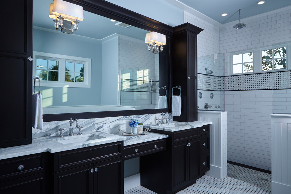 Inredning av ett modernt stort en-suite badrum, med luckor med infälld panel, svarta skåp, en dusch i en alkov, vit kakel, tunnelbanekakel, blå väggar, linoleumgolv, ett undermonterad handfat och marmorbänkskiva
