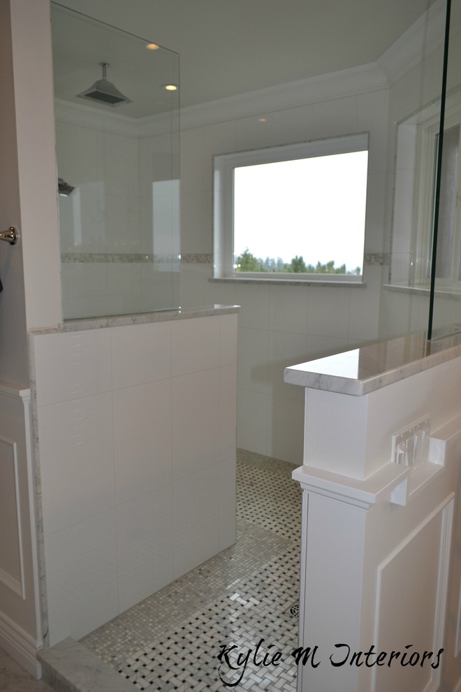 Bild på ett stort vintage en-suite badrum, med ett undermonterad handfat, luckor med infälld panel, skåp i mörkt trä, marmorbänkskiva, ett fristående badkar, en öppen dusch, grå väggar och marmorgolv