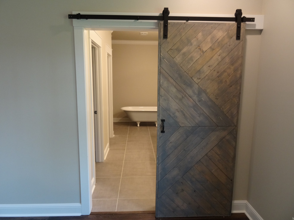 Inredning av ett lantligt stort en-suite badrum, med ett fristående badkar, grå väggar, klinkergolv i porslin och grått golv